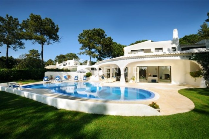 Beautiful southwest facing traditional villa set in mature gardens overlooking Quinta South Golfcourse